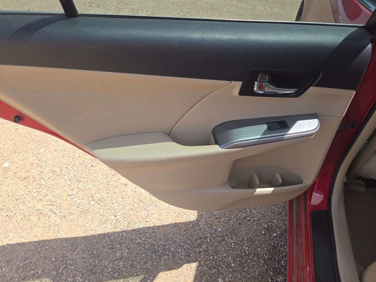 2014-toyota-camry-hybrid-le-sedan-4d-image-11