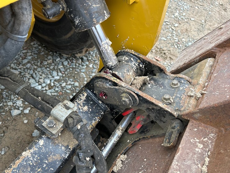 2022-caterpillar-262d3-image-12