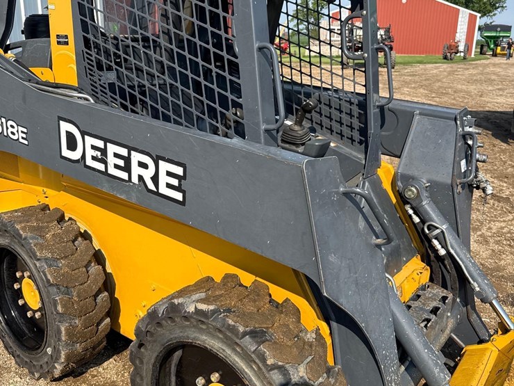 2013-deere-318e-image-9