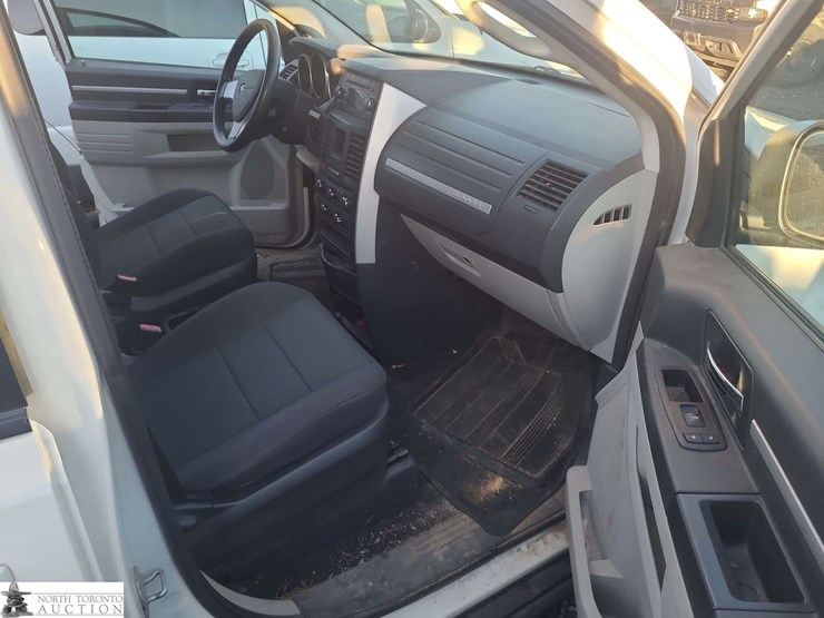 2010-dodge-grand-caravan-se-image-17