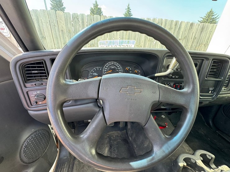 2005-chevrolet-3500hd-image-34