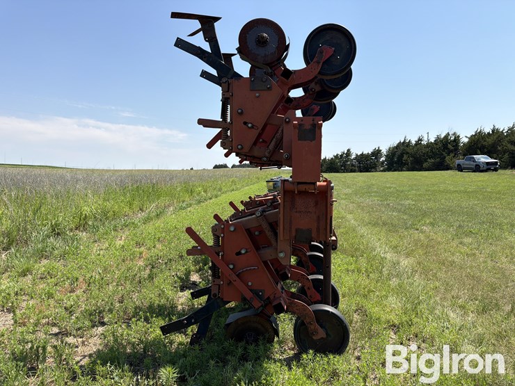 krause-4708-8r30"-no-till-cultivator-image-4