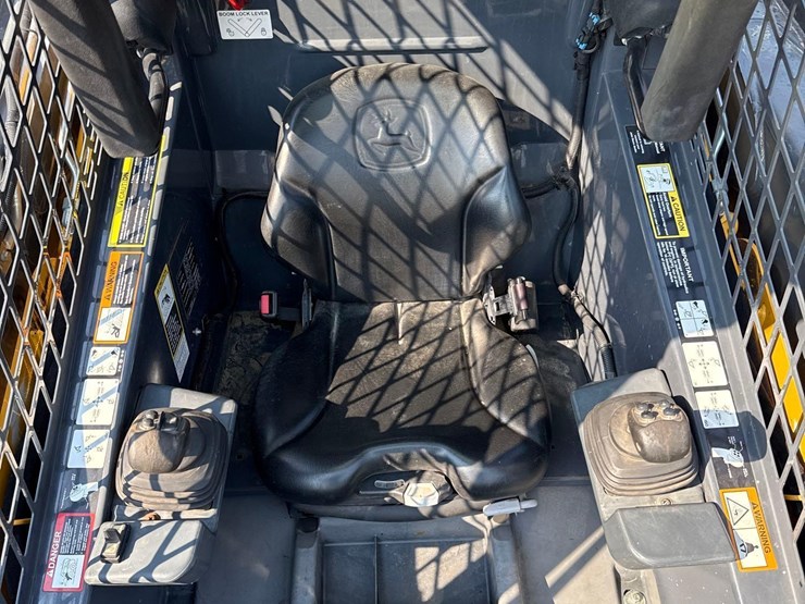 2013-deere-318e-image-34