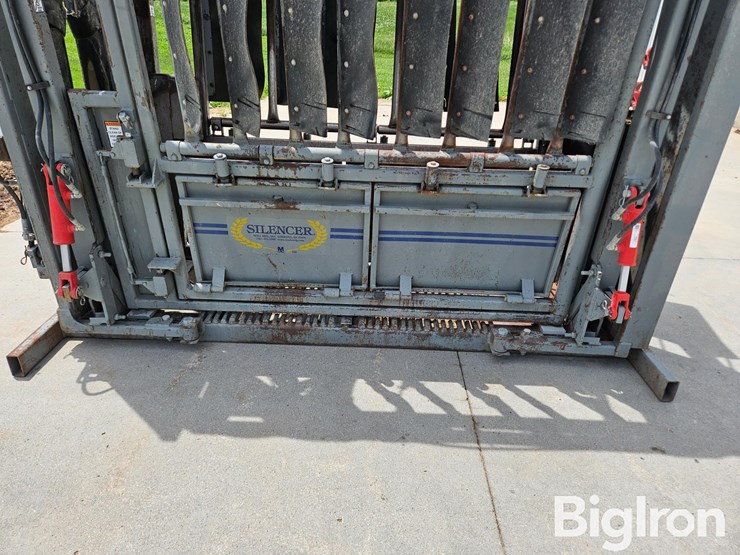 2021-moly-silencer-commercial-pro-wide-body-hydraulic-squeeze-chute-image-13