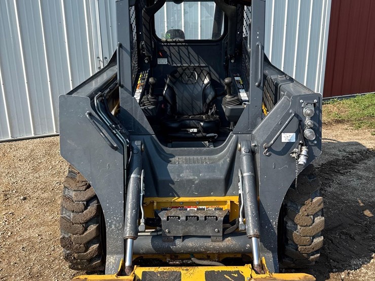 2013-deere-318e-image-6