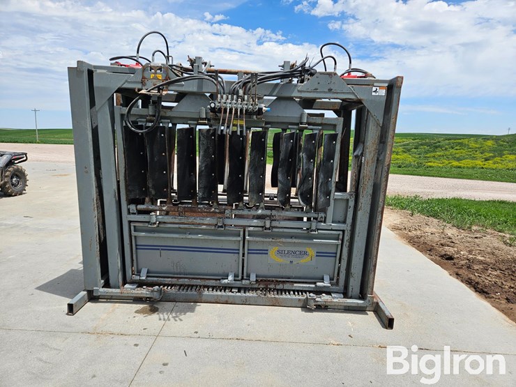 2021-moly-silencer-commercial-pro-wide-body-hydraulic-squeeze-chute-image-4