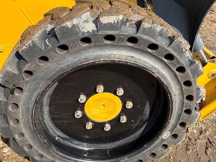 2013-deere-318e-image-10