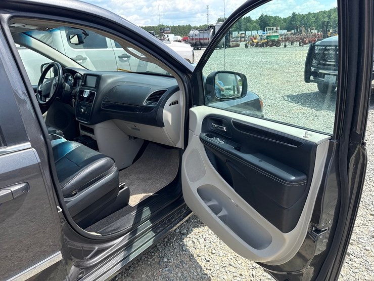 2016-chrysler-town-&-country-image-25