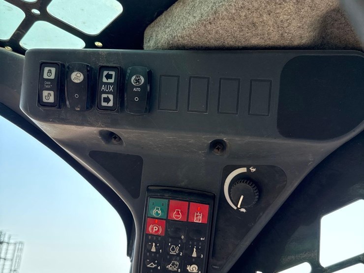 2013-deere-318e-image-39