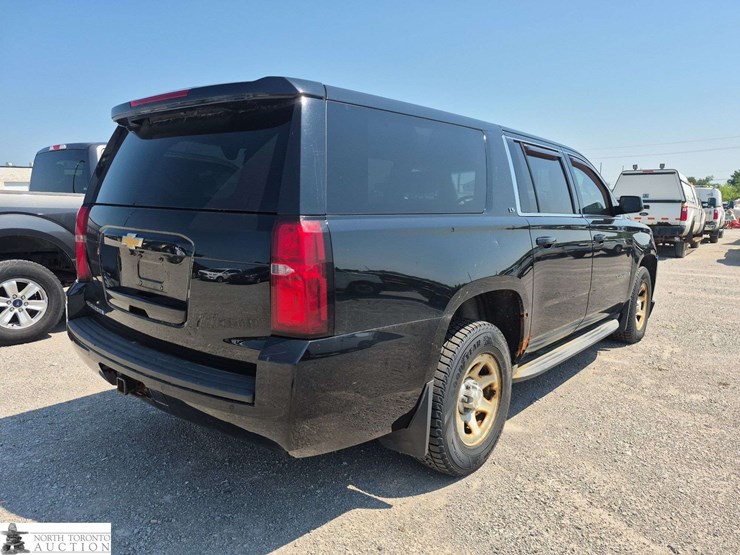 2015-chevrolet-suburban-image-5