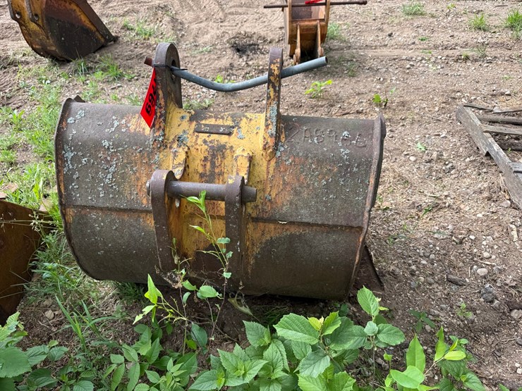 #1769-•-approx-36"-excavator-bucket-image-4