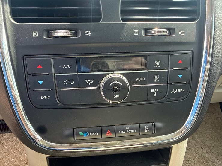2016-chrysler-town-&-country-image-36