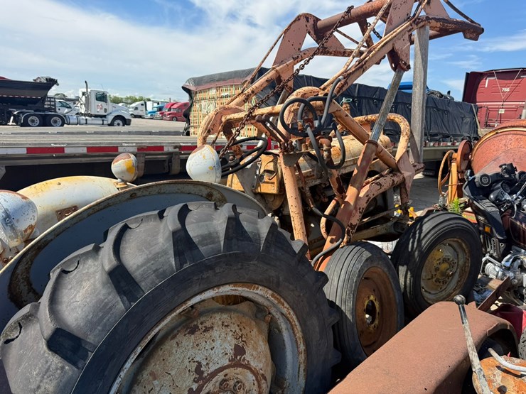 #2097-•-1953-ferguson-tractor-w/-trailer-image-5