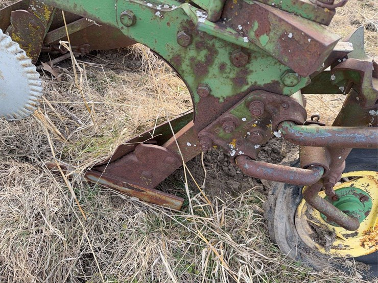 john-deere-pull-type-three-bottom-plow-image-30
