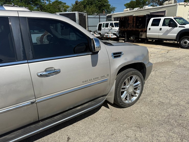 2008-cadillac-escalade-image-16