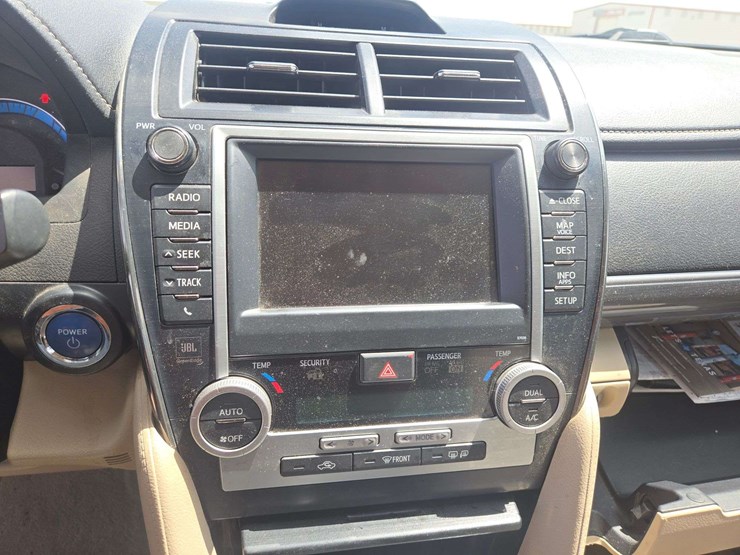 2014-toyota-camry-hybrid-le-sedan-4d-image-15