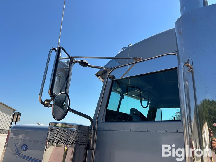 2020-peterbilt-389-image-14