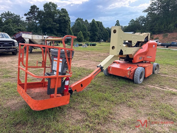 2017-jlg-e400a-image-2