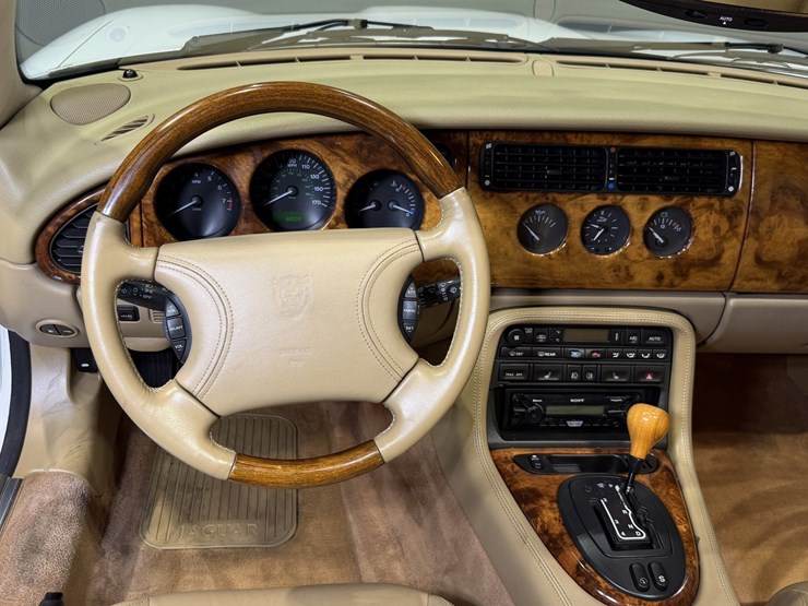 #1516-•-1997-jaguar-xk8-convertible-image-57