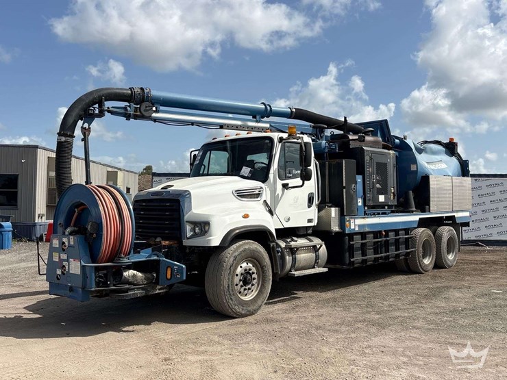 2017-freightliner-114sd-image-1