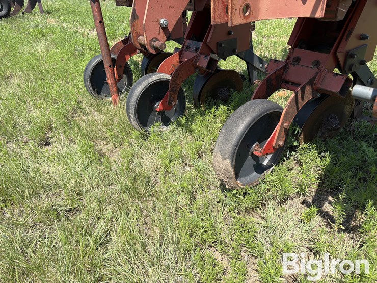 krause-4708-8r30"-no-till-cultivator-image-15