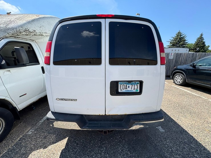 #1896-•-2008-chevy-express-van-image-3