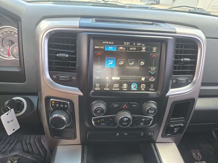 2017-ram-1500-slt-image-15