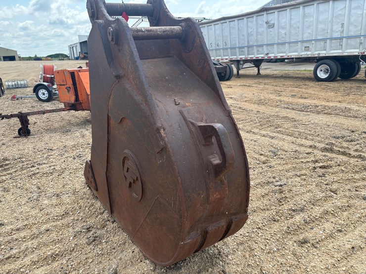 #2285-•-cf-approx.-28"-tooth-ditching-bucket-image-2