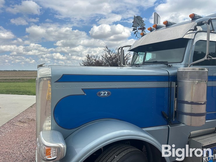 2020-peterbilt-389-image-14