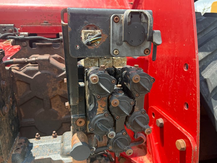 2014-case-ih-470-image-47