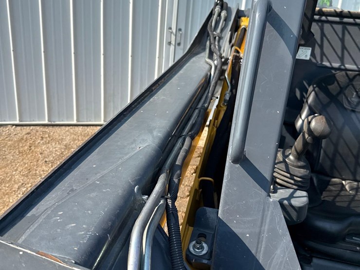 2013-deere-318e-image-30