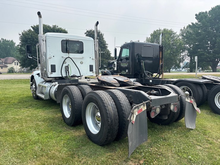 2019-peterbilt-567-image-2