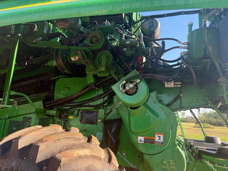 2011-john-deere-9760-combine-image-30