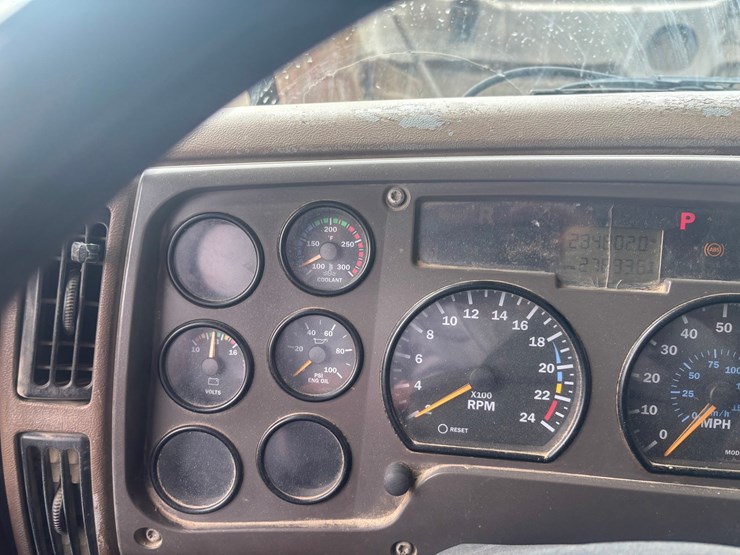 2004-mack-granite-cv713-image-42