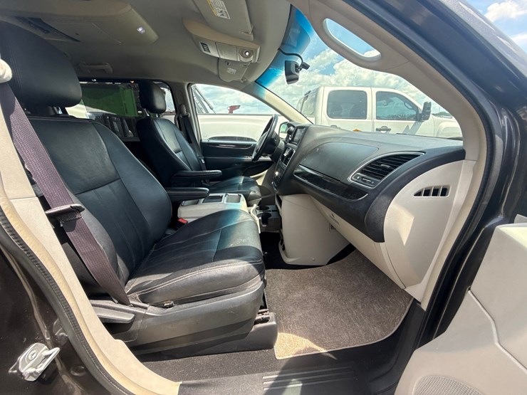 2016-chrysler-town-&-country-image-26