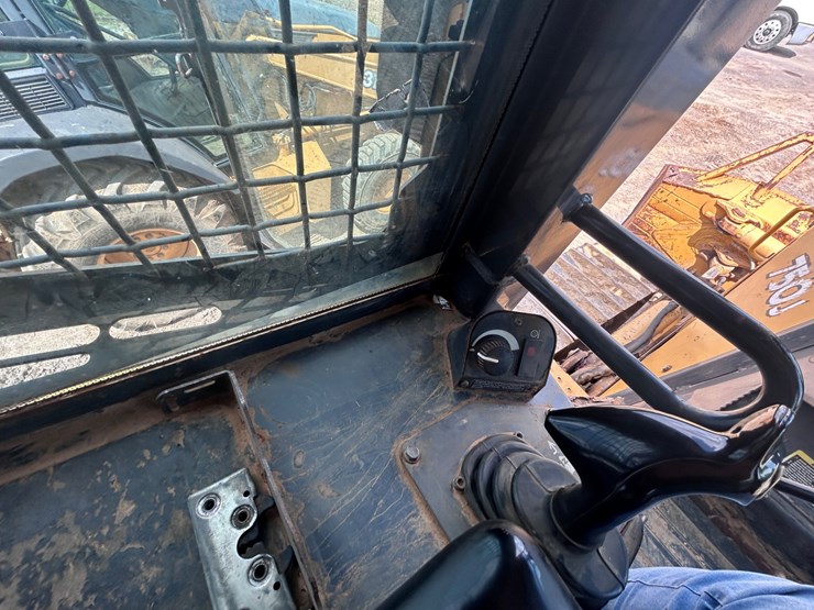 2009-deere-750j-lt-image-41