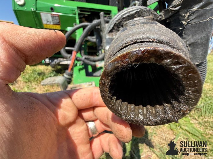 2010-john-deere-568-image-13