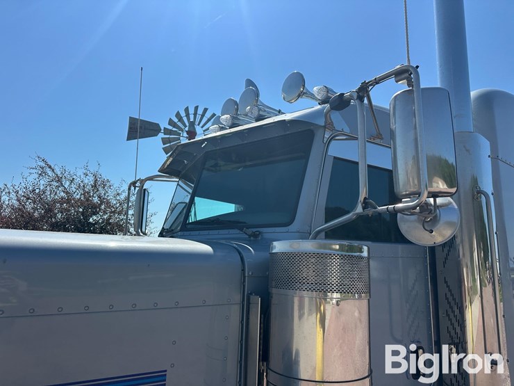 2020-peterbilt-389-image-11
