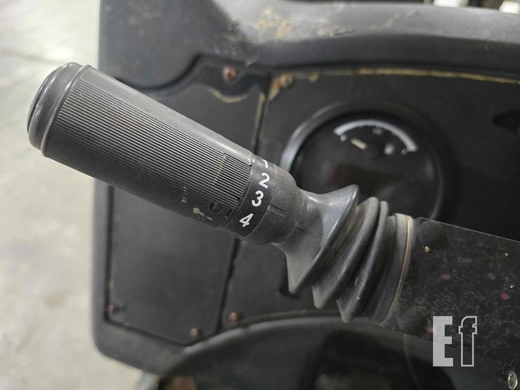 2013-caterpillar-tl1055c-image-18