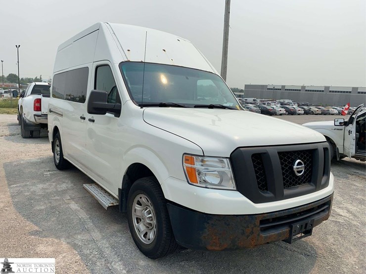2016-nissan-nv3500hd-image-3