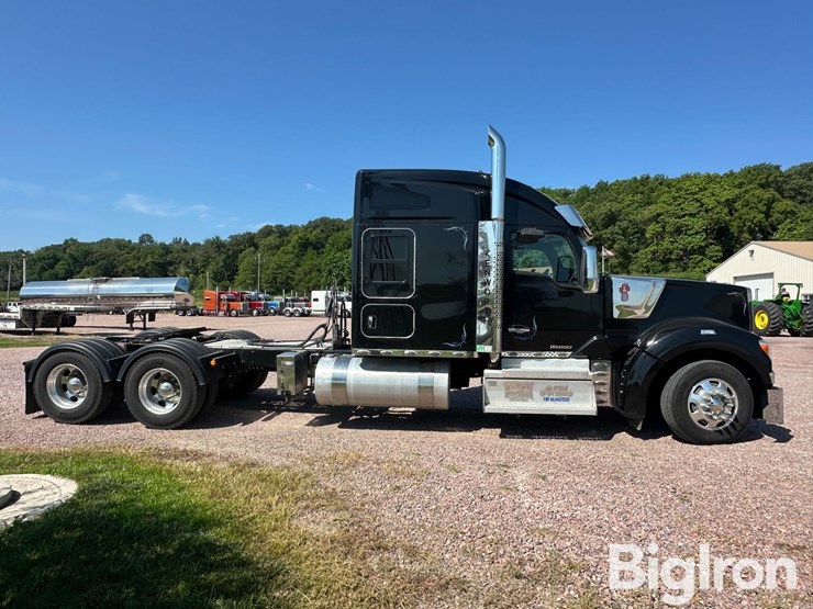 2021-kenworth-w990-image-4