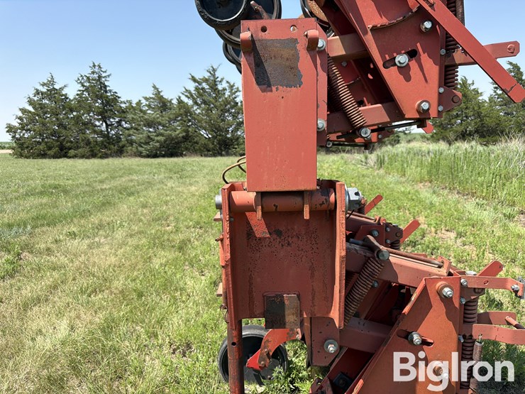 krause-4708-8r30"-no-till-cultivator-image-13