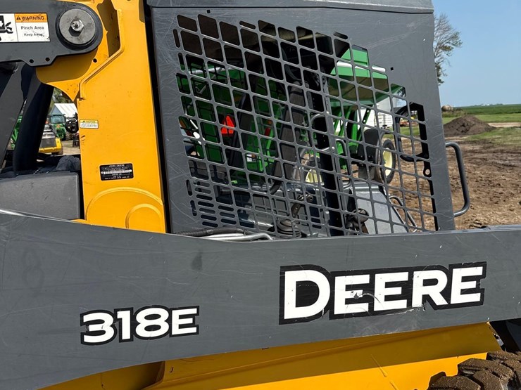 2013-deere-318e-image-15