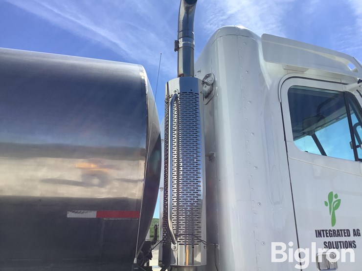 1999-freightliner-flc120-image-9