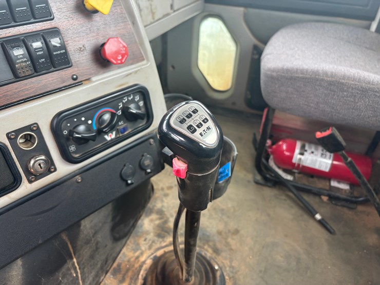2015-western-star-w4700-semi-image-3