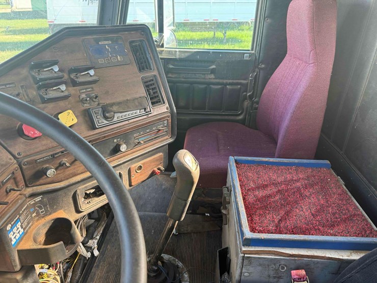 1998-freightliner-fld-semi-image-17