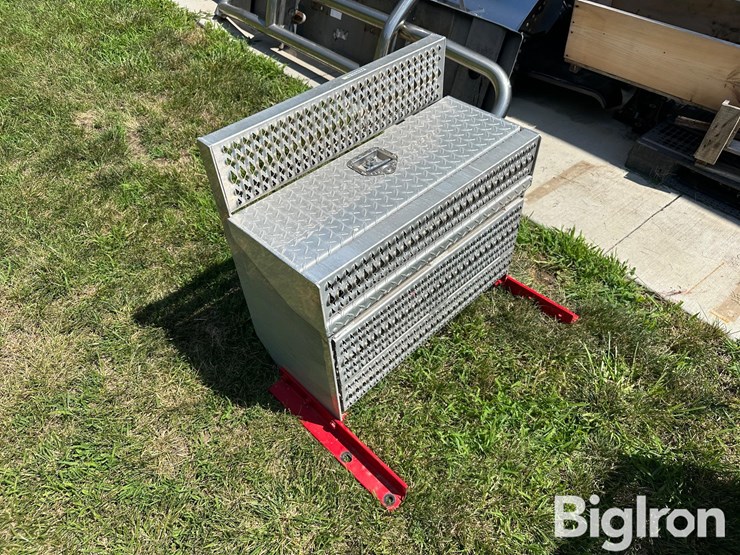 peterbilt-aluminum-step/battery-box-image-3