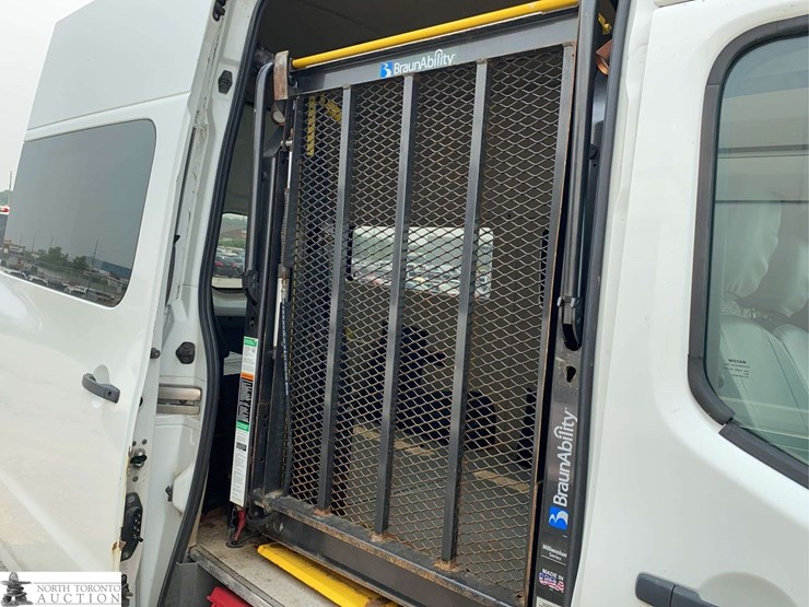 2016-nissan-nv3500hd-image-21