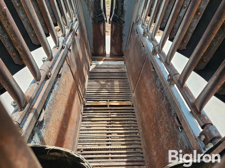 2021-moly-silencer-commercial-pro-wide-body-hydraulic-squeeze-chute-image-14