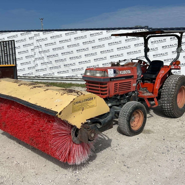 2002 Kubota L4300E 48HP Utility Tractor w/ Sweeper and Box Blade Ripper